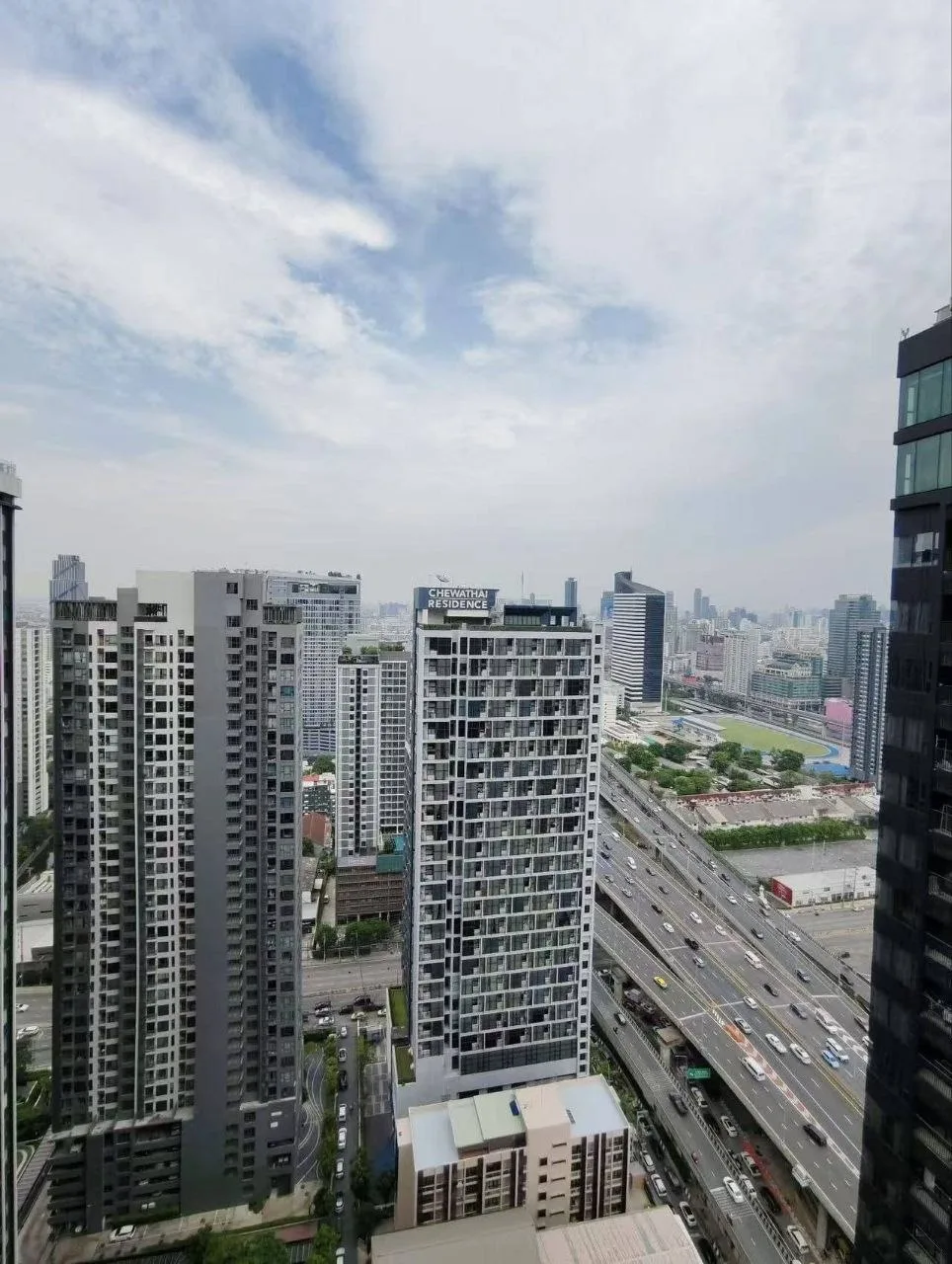 2 bedroom condo for rent in Rama 9 Bangkok - kitchen and dining area