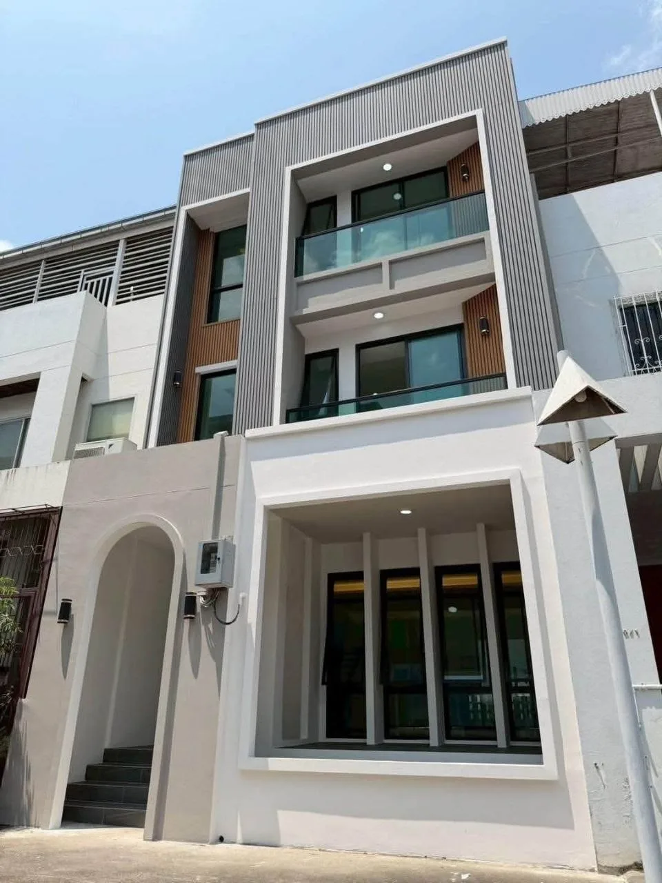 4 bedroom house for sale in Sukhumvit Bangkok - living room view