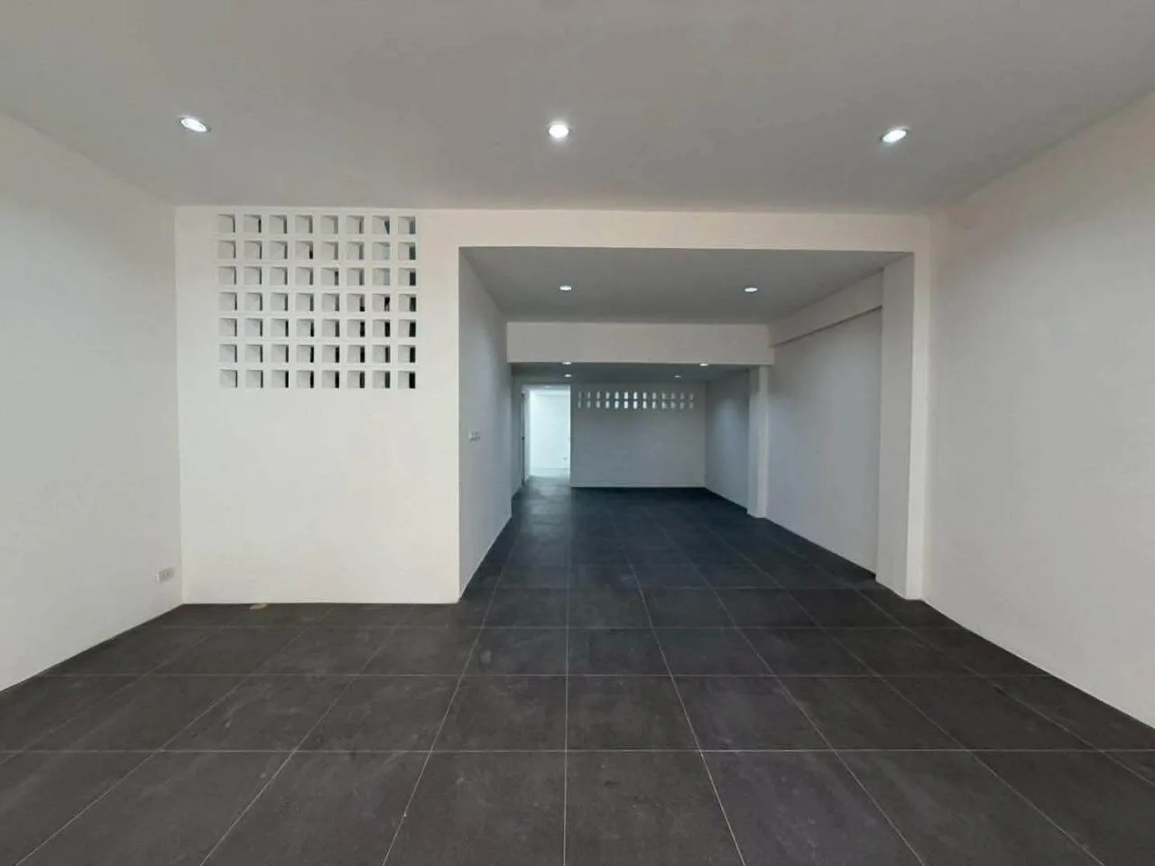 4 bedroom house for sale in Sukhumvit Bangkok - kitchen and dining area