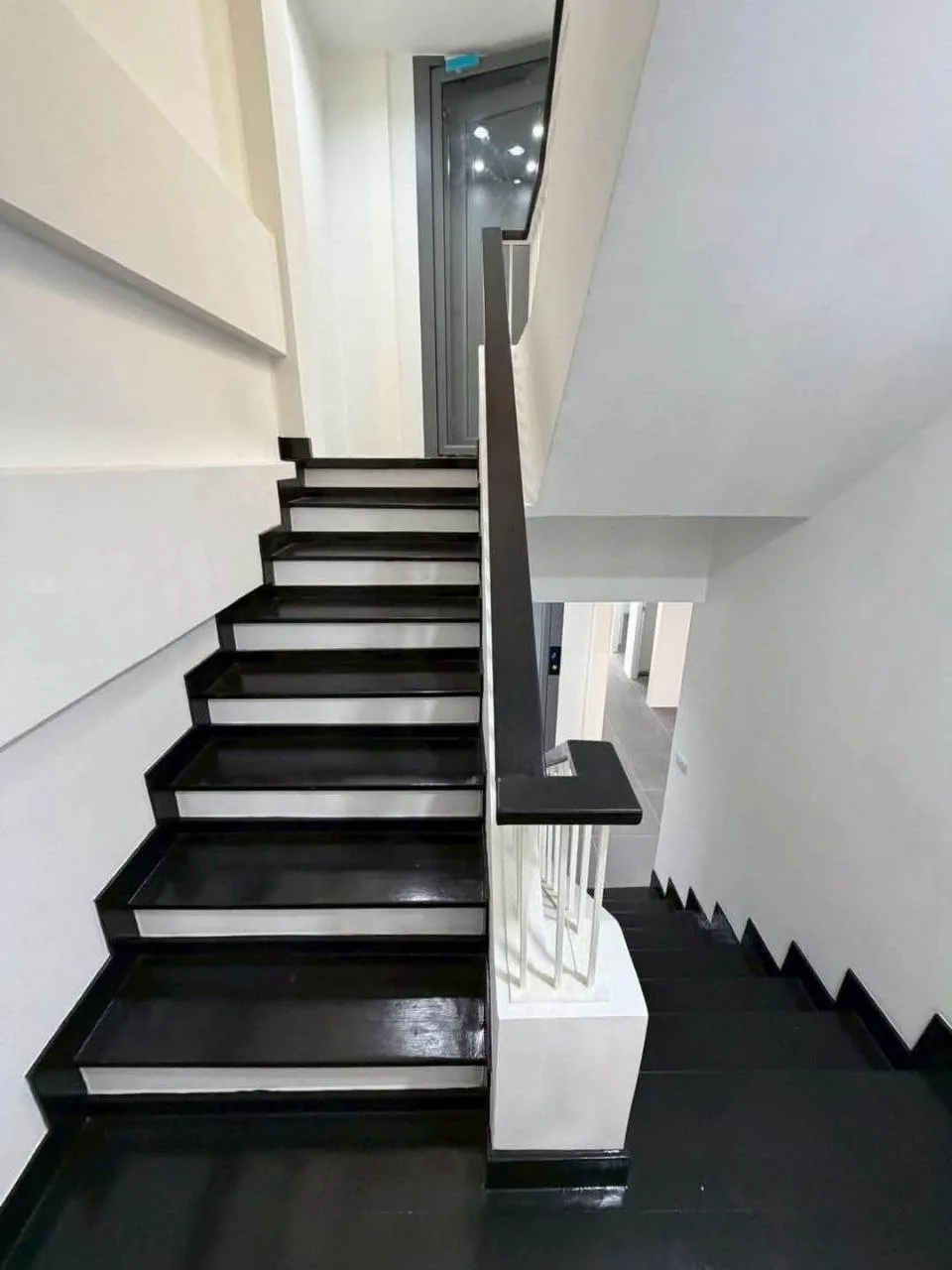 4 bedroom house for sale in Sukhumvit Bangkok - bathroom and modern finishes