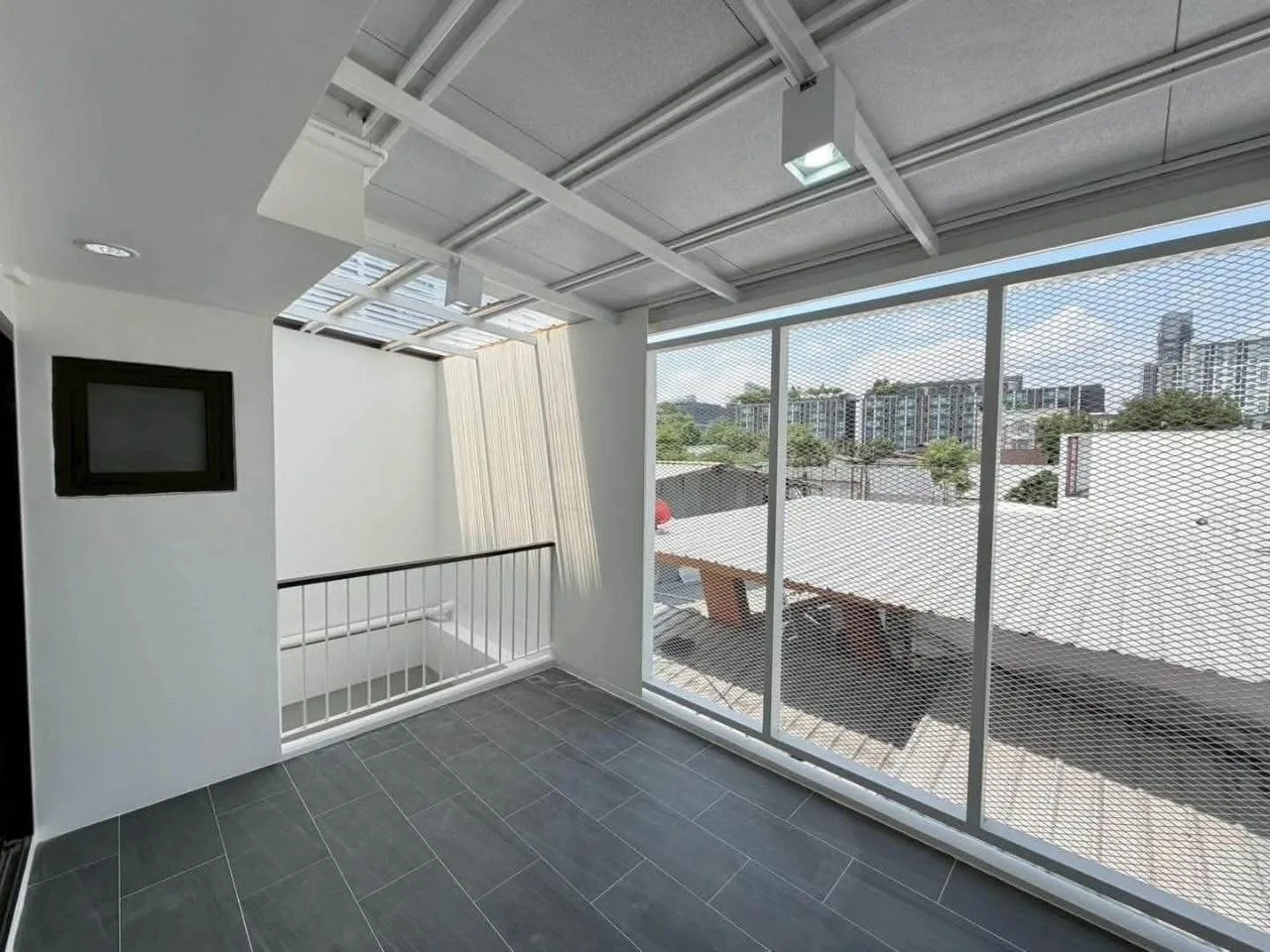 4 bedroom house for sale in Sukhumvit Bangkok - swimming pool and building amenities
