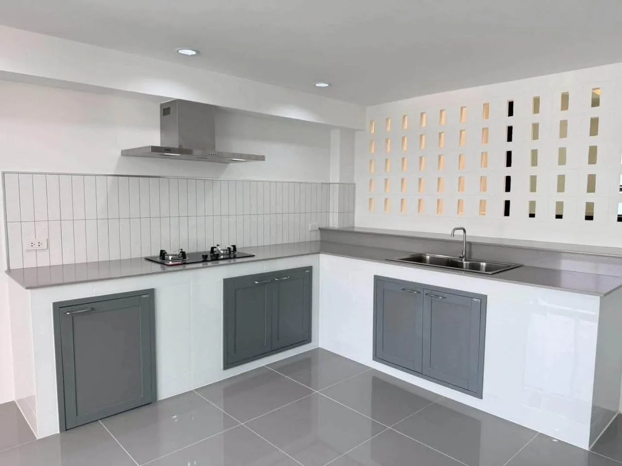 4 bedroom house for sale in Sukhumvit Bangkok - balcony perspective