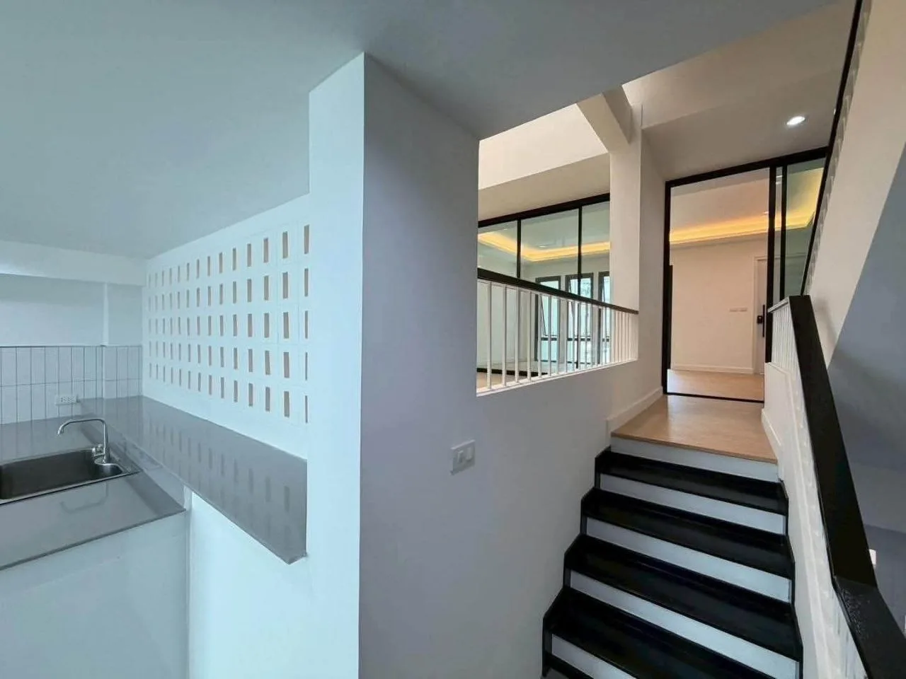 4 bedroom house for sale in Sukhumvit Bangkok - master bedroom interior