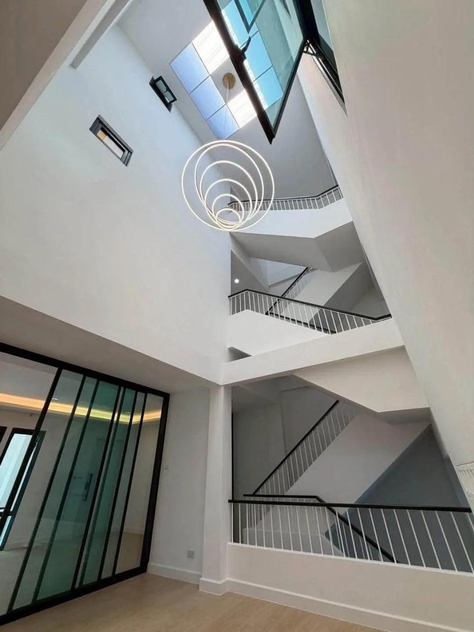 4 bedroom house for sale in Sukhumvit Bangkok - bathroom and modern finishes