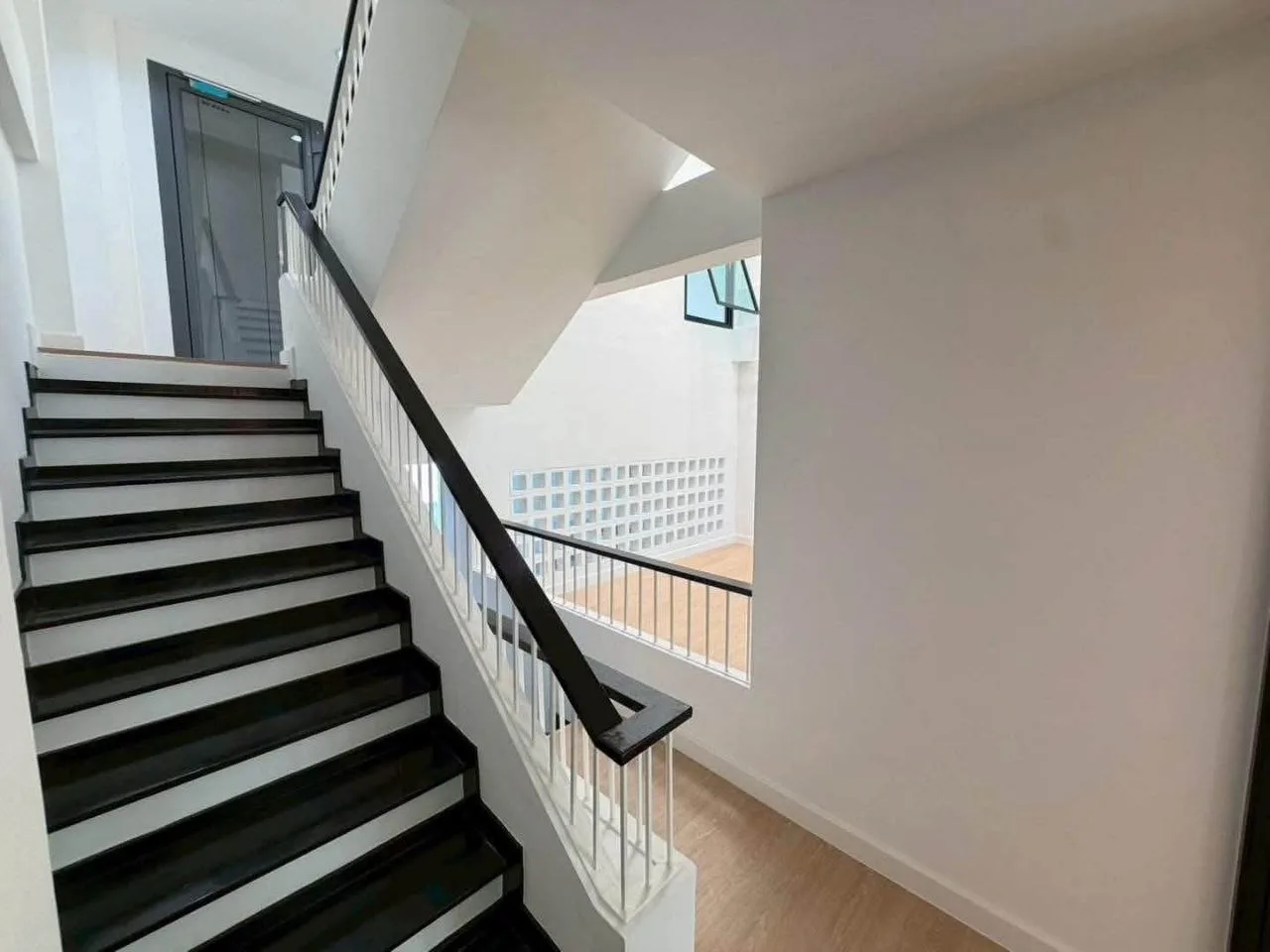 4 bedroom house for sale in Sukhumvit Bangkok - balcony perspective