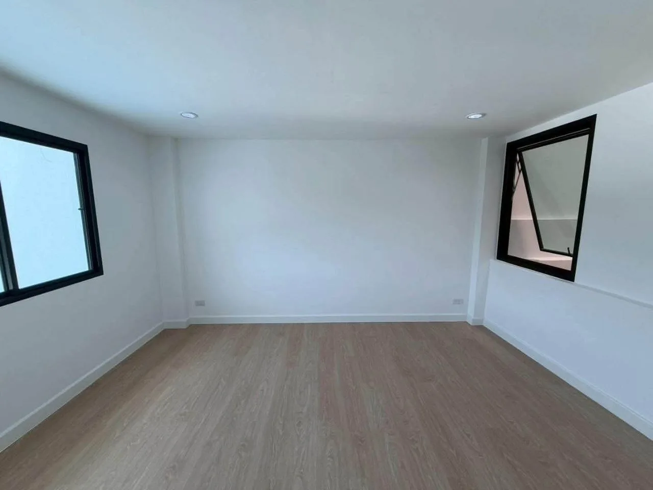 4 bedroom house for sale in Sukhumvit Bangkok - kitchen and dining area