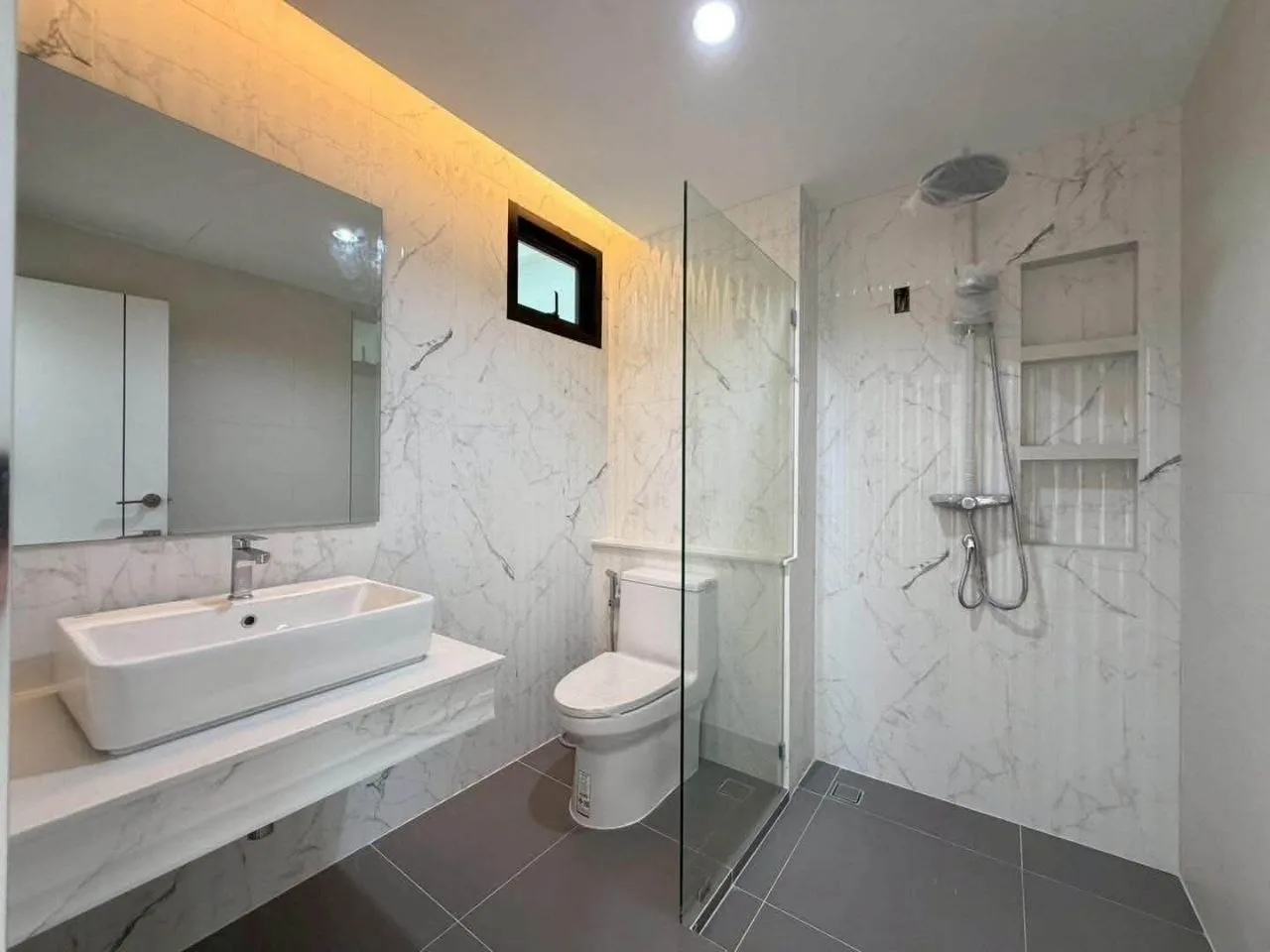 4 bedroom house for sale in Sukhumvit Bangkok - bathroom and modern finishes