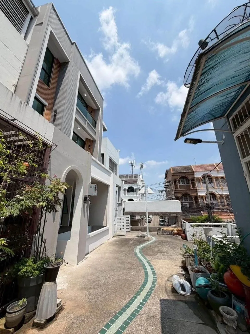 4 bedroom house for sale in Sukhumvit Bangkok - balcony perspective