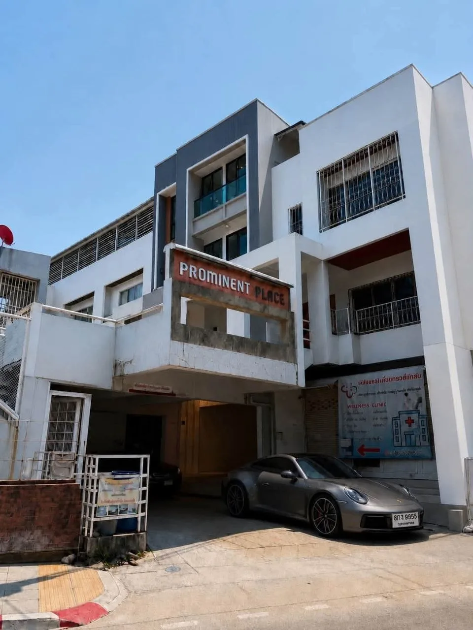 4 bedroom house for sale in Sukhumvit Bangkok - living room view