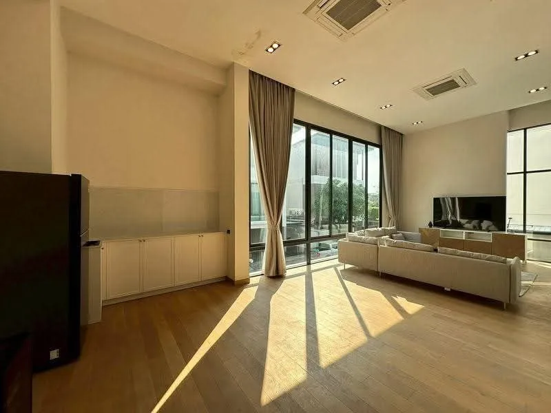 3 bedroom house for sale in Ekkamai Bangkok - kitchen and dining area