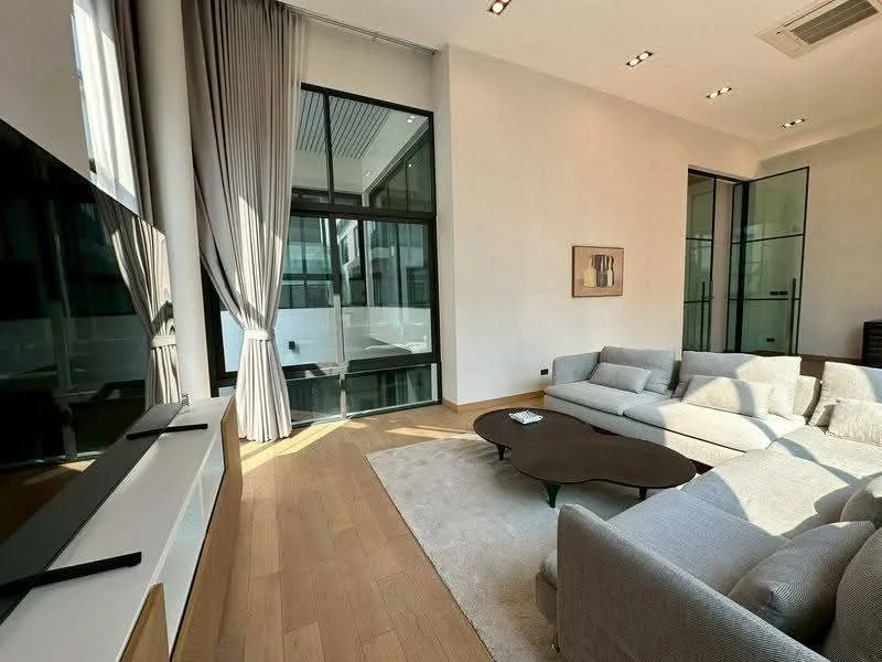 3 bedroom house for sale in Ekkamai Bangkok - master bedroom interior