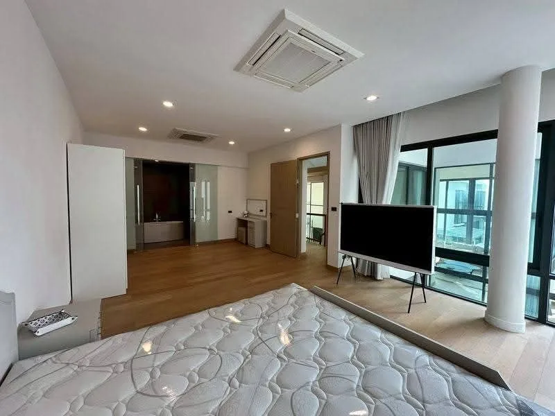 3 bedroom house for sale in Ekkamai Bangkok - swimming pool and building amenities
