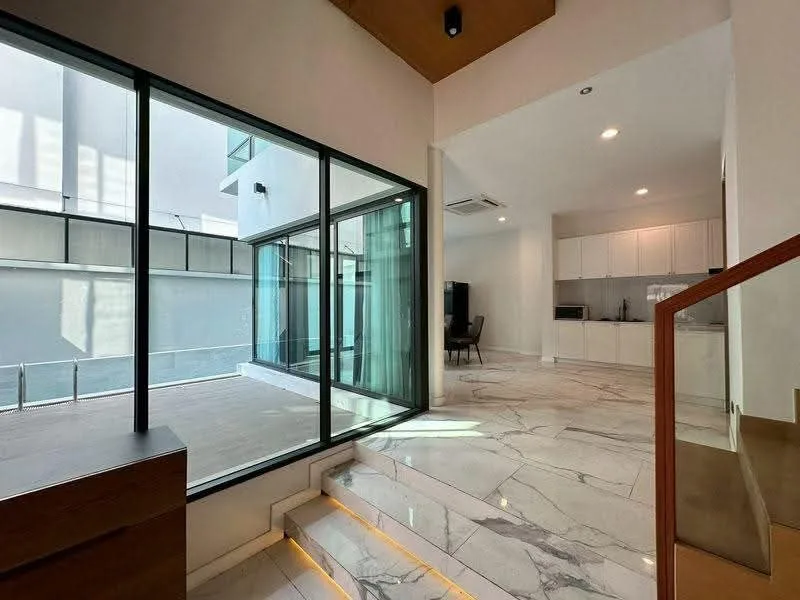 3 bedroom house for sale in Ekkamai Bangkok - living room view