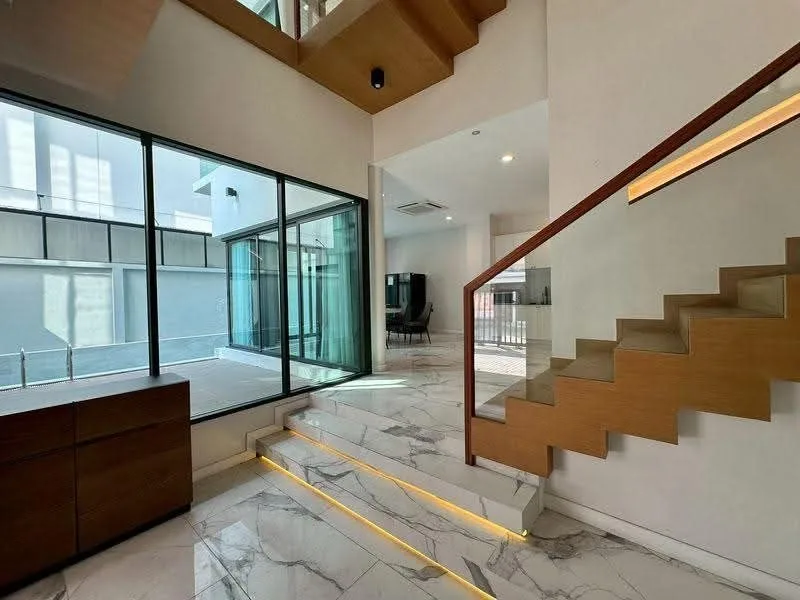 3 bedroom house for sale in Ekkamai Bangkok - kitchen and dining area