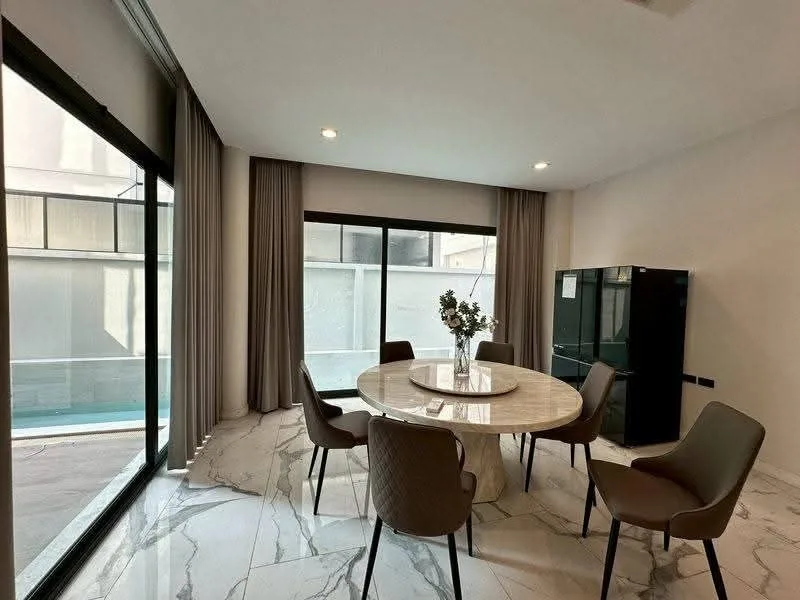 3 bedroom house for sale in Ekkamai Bangkok - master bedroom interior