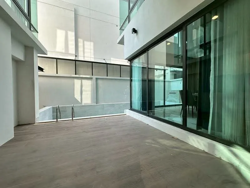3 bedroom house for sale in Ekkamai Bangkok - bathroom and modern finishes