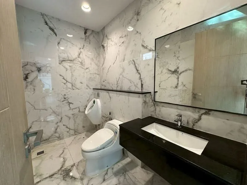 3 bedroom house for sale in Ekkamai Bangkok - swimming pool and building amenities