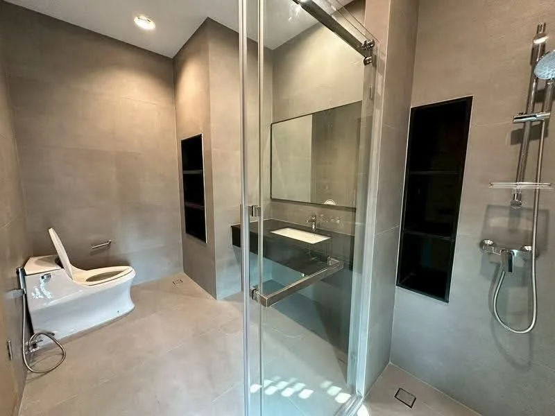 3 bedroom house for sale in Ekkamai Bangkok - living room view