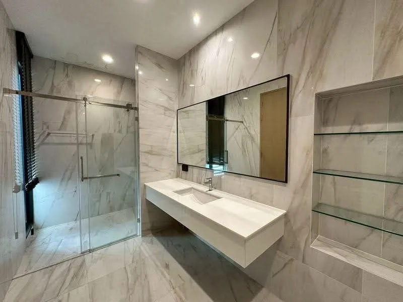 3 bedroom house for sale in Ekkamai Bangkok - kitchen and dining area