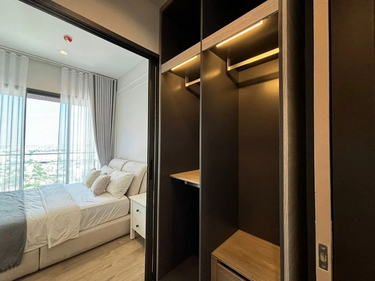 1 bedroom condo for rent in Chatuchak Bangkok - swimming pool and building amenities