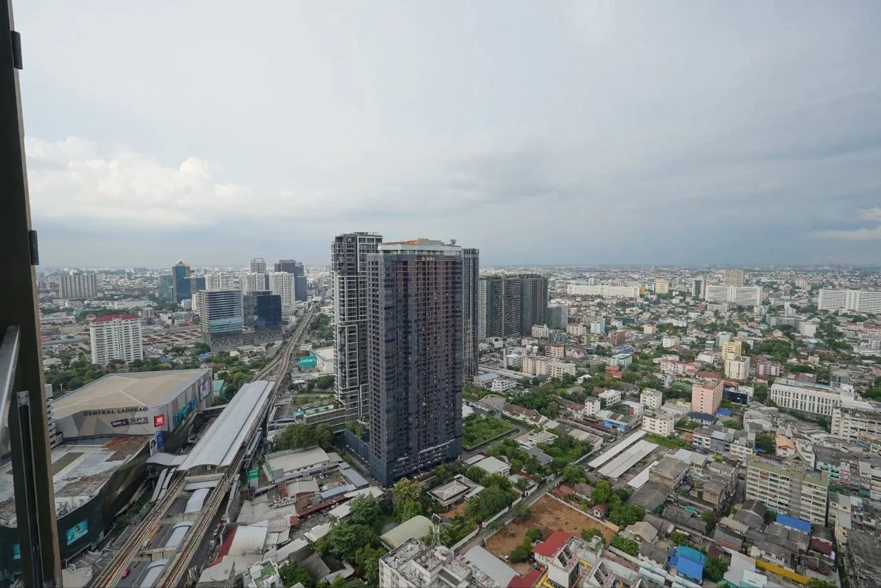 1 bedroom condo for rent in Chatuchak Bangkok - kitchen and dining area