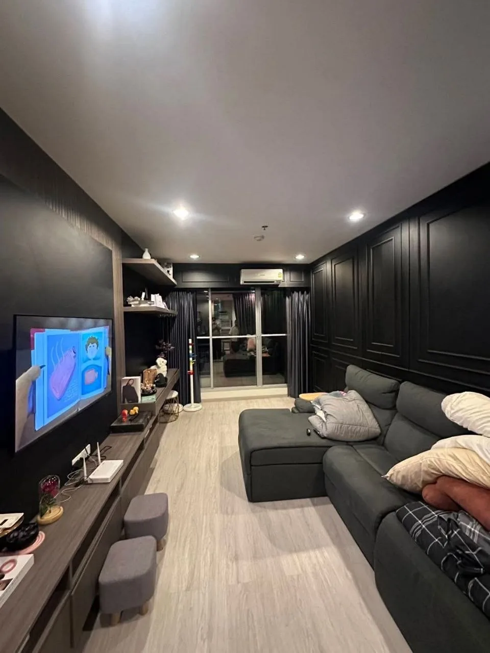 2 bedroom condo for rent in Ratchathewi Bangkok - living room view