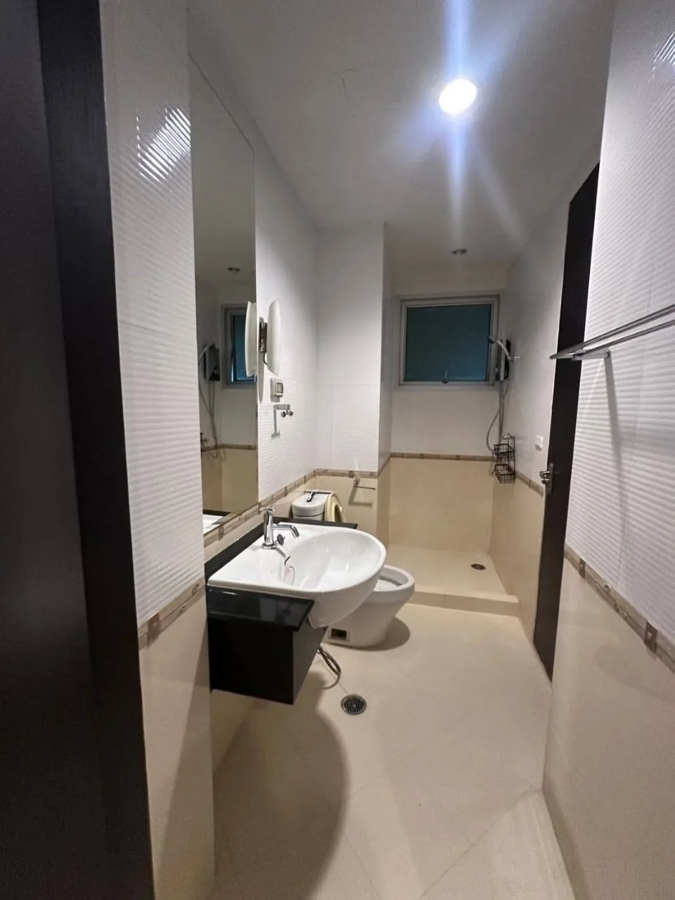 2 bedroom condo for rent in Ratchathewi Bangkok - kitchen and dining area