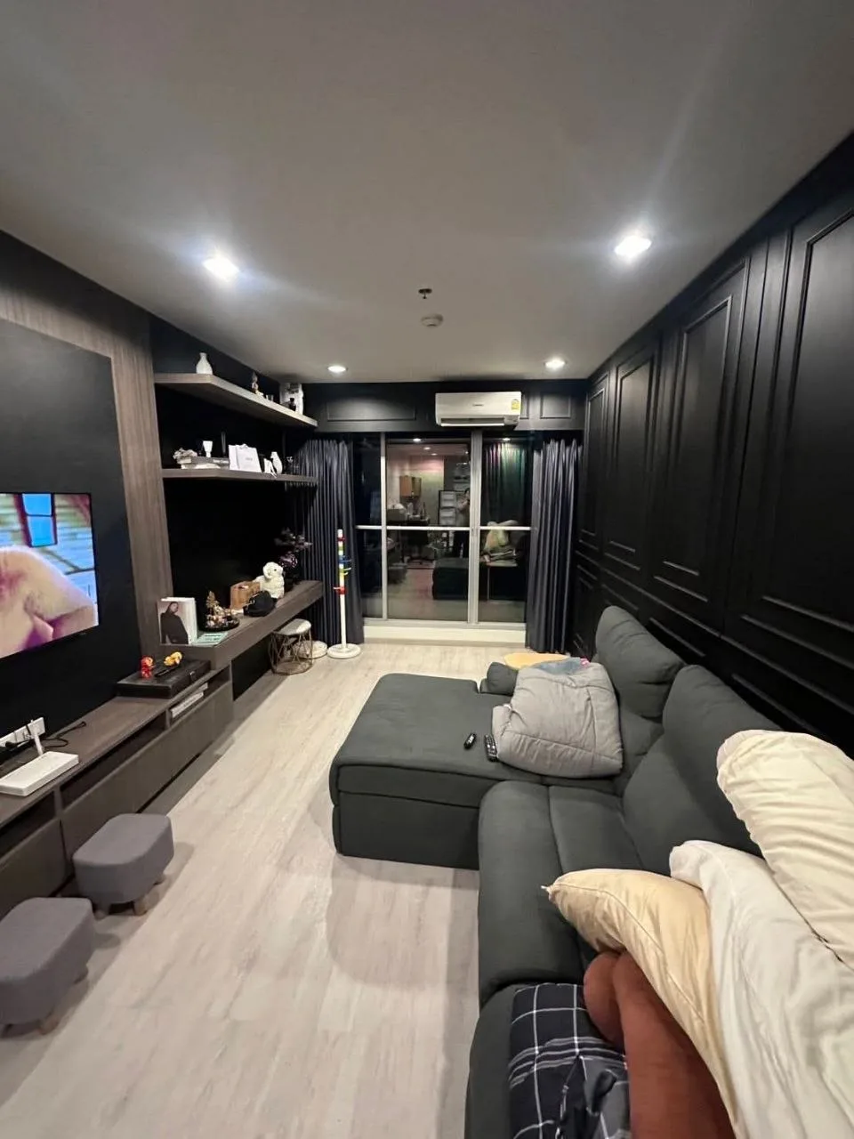 2 bedroom condo for rent in Ratchathewi Bangkok - master bedroom interior