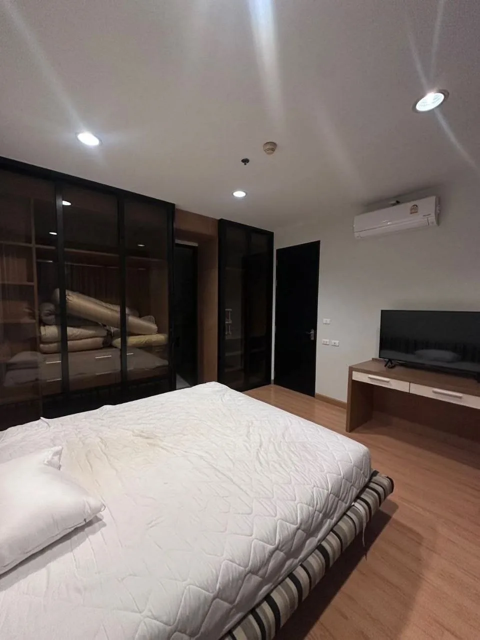 2 bedroom condo for rent in Ratchathewi Bangkok - living room view