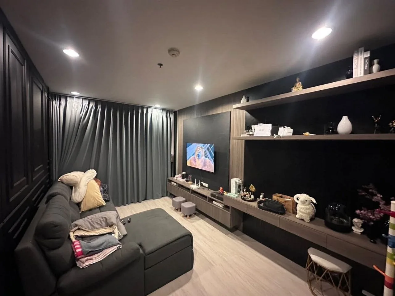 2 bedroom condo for rent in Ratchathewi Bangkok - kitchen and dining area