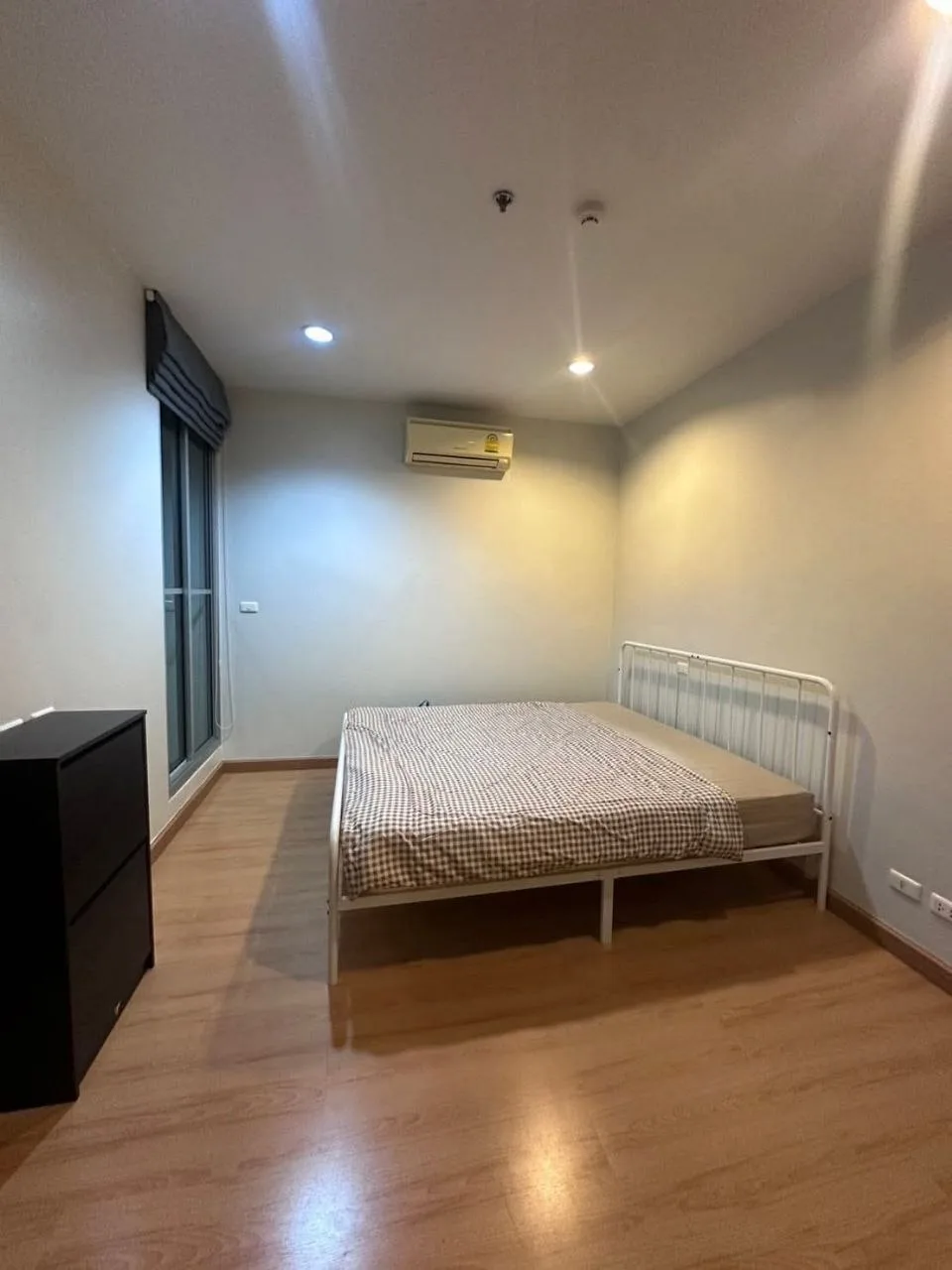 2 bedroom condo for rent in Ratchathewi Bangkok - master bedroom interior