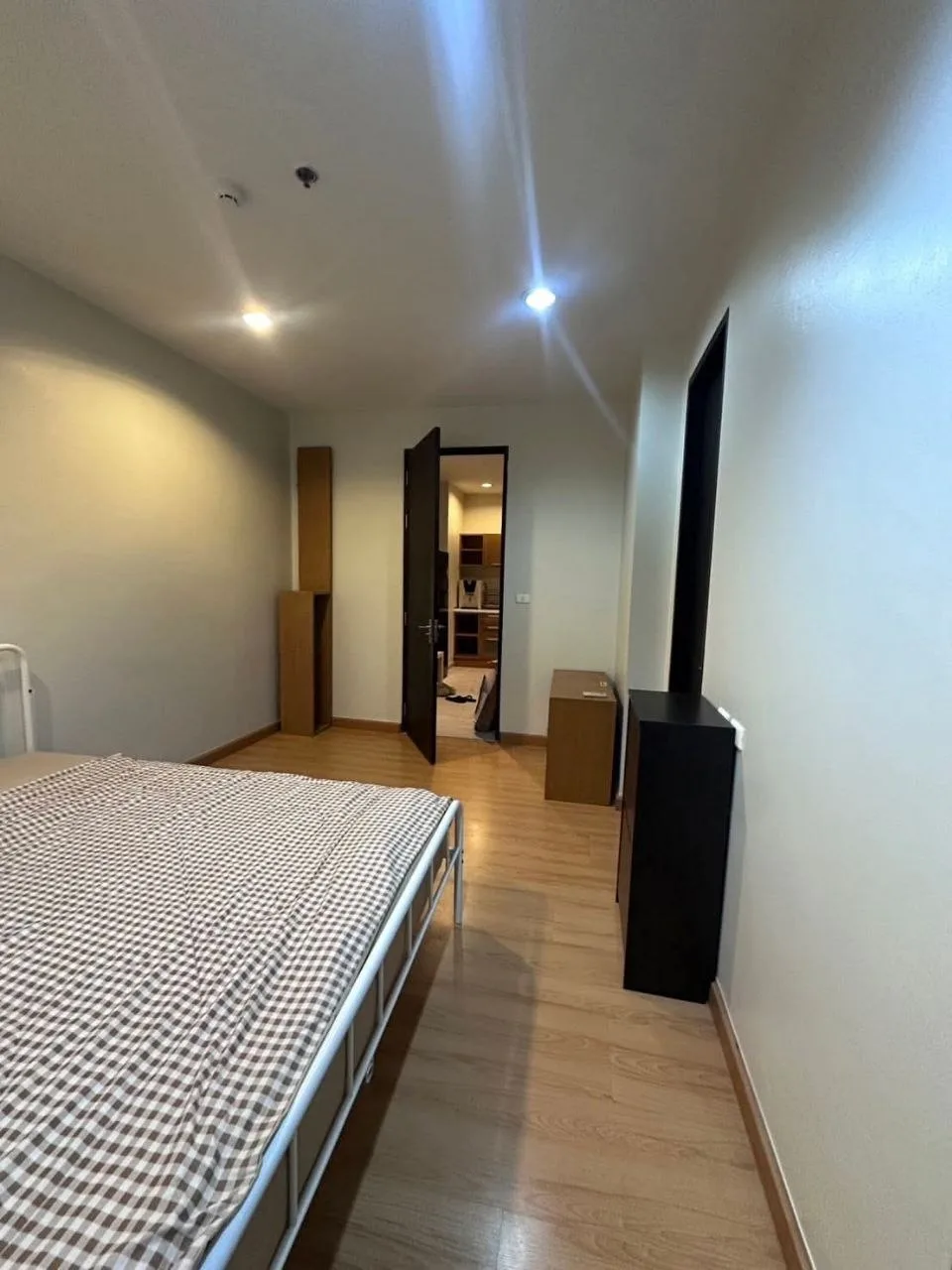 2 bedroom condo for rent in Ratchathewi Bangkok - bathroom and modern finishes