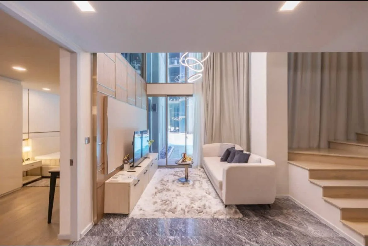 3 bedroom condo for rent in Sukhumvit Bangkok - kitchen and dining area
