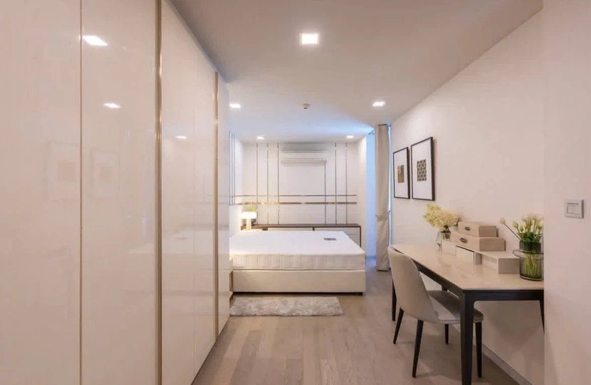 3 bedroom condo for rent in Sukhumvit Bangkok - kitchen and dining area