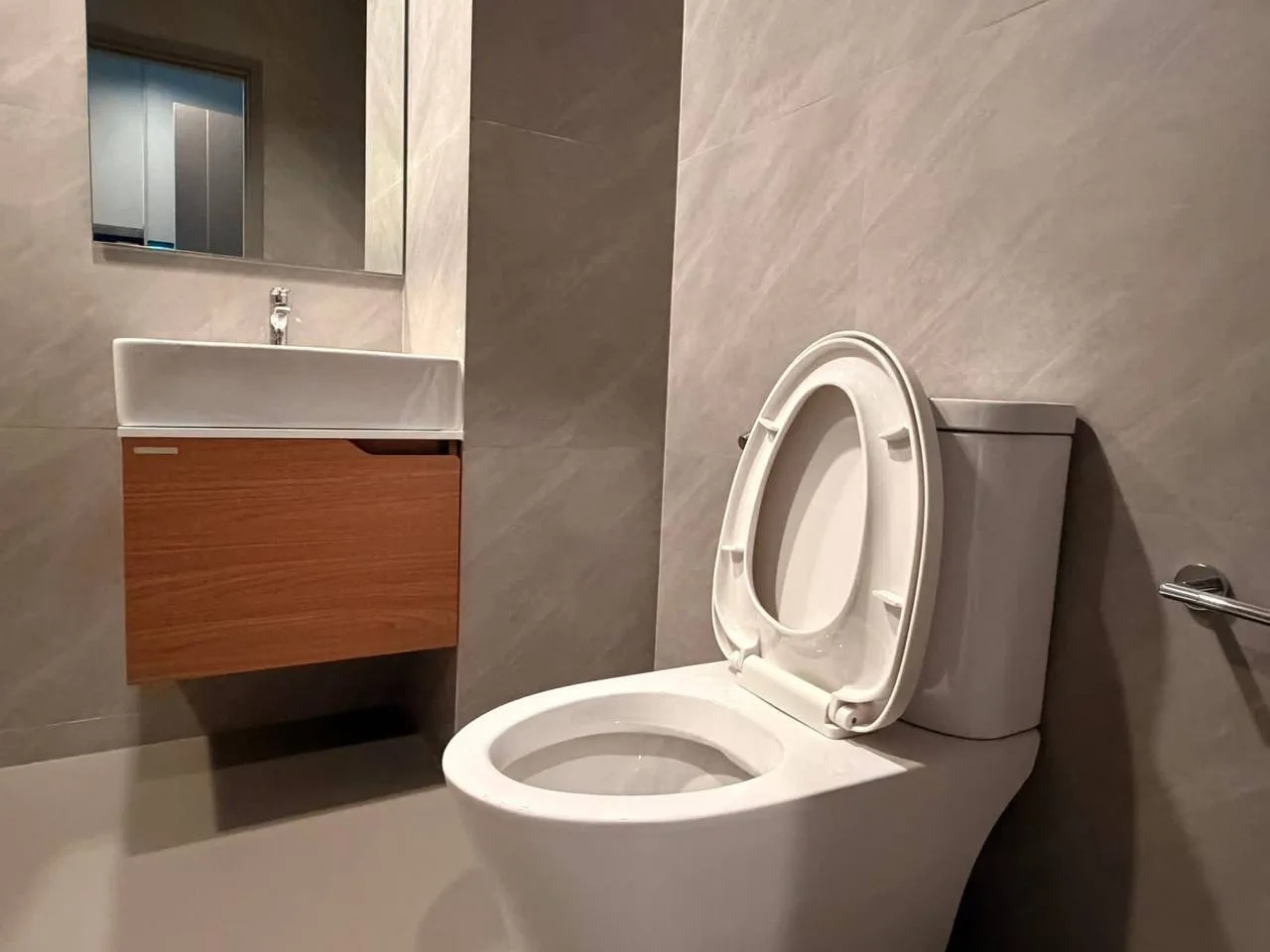 1 bedroom condo for rent in Sukhumvit Bangkok - bathroom and modern finishes