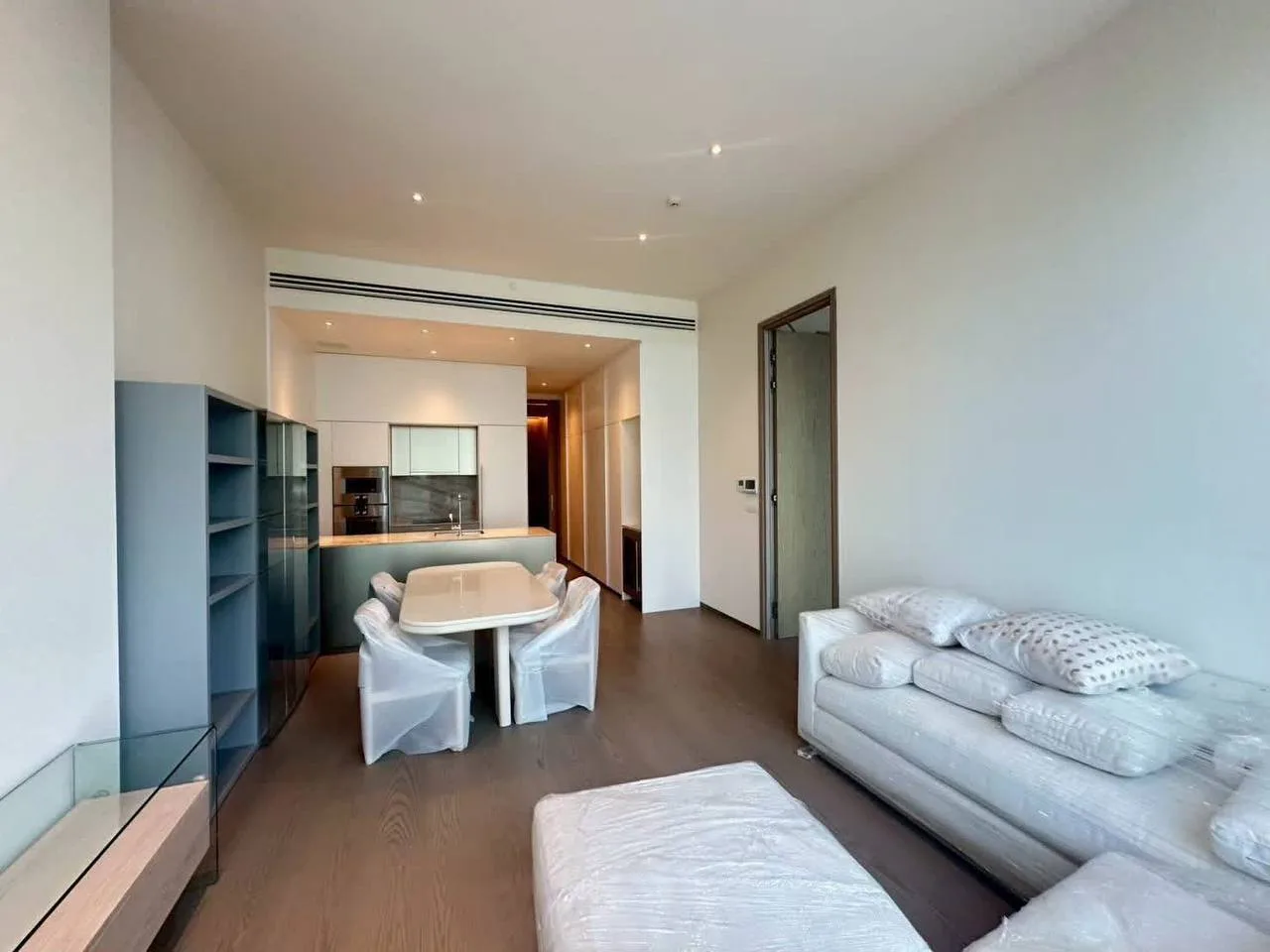 1 bedroom condo for rent in Langsuan Bangkok - living room view