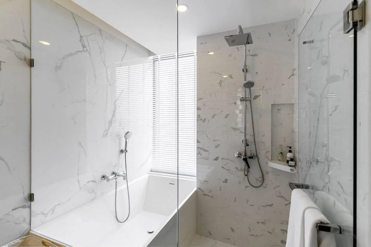2 bedroom condo for rent in Sukhumvit Bangkok - kitchen and dining area