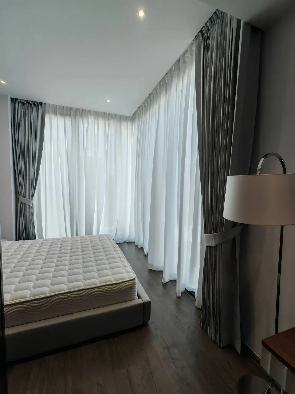 2 bedroom condo for rent in Sathorn Bangkok - swimming pool and building amenities