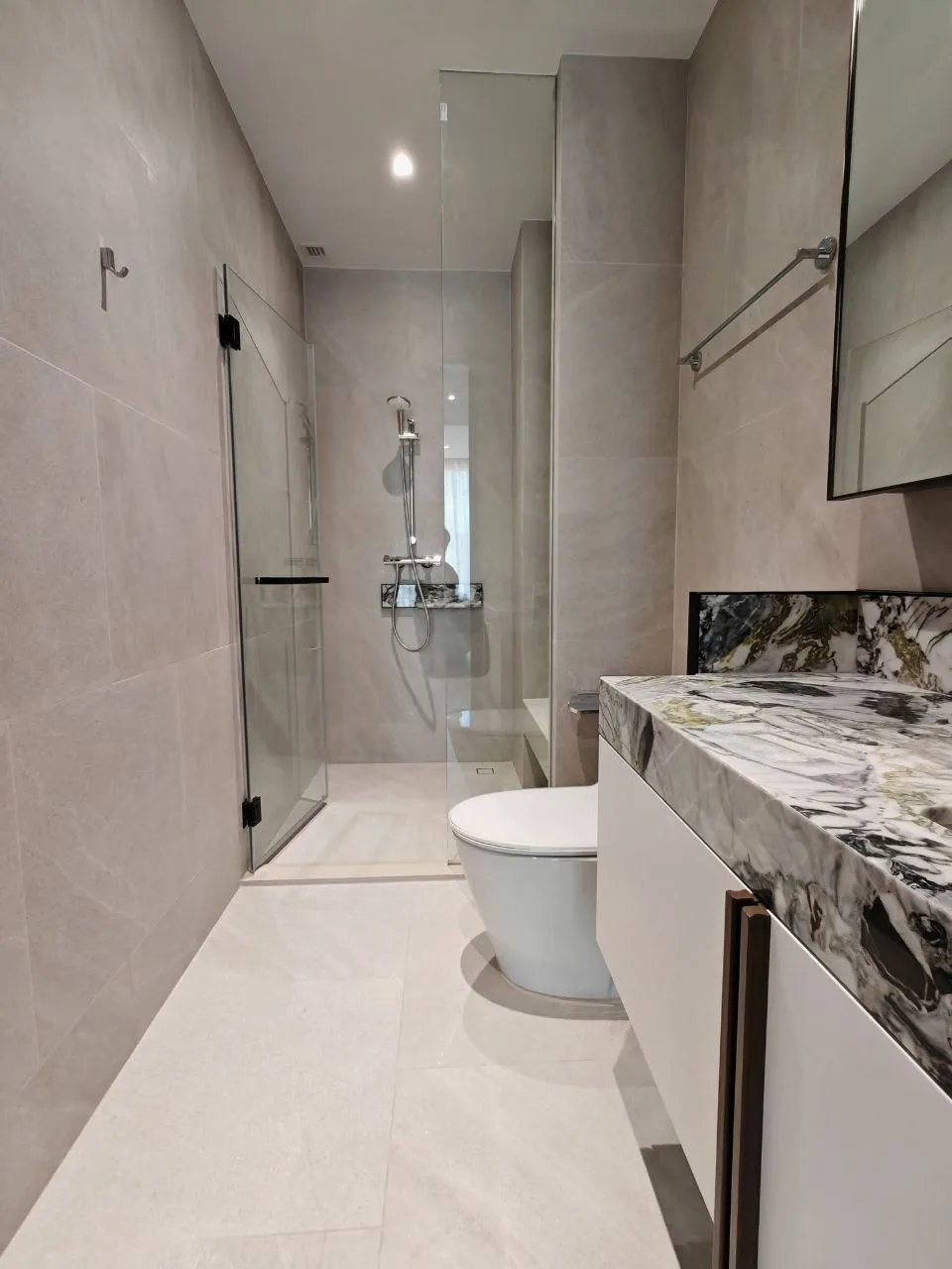 2 bedroom condo for rent in Sathorn Bangkok - bathroom and modern finishes