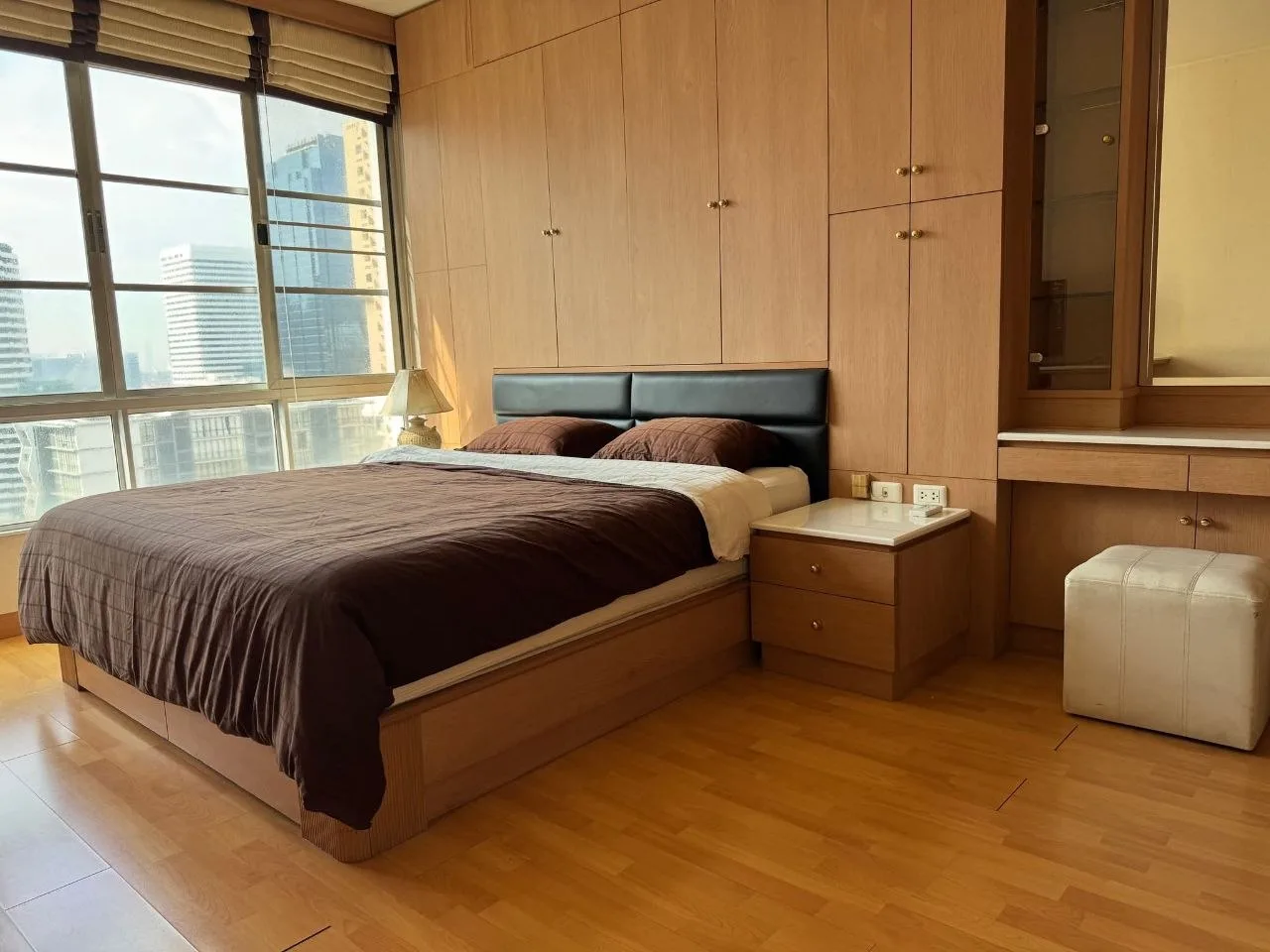 2 bedroom condo for rent in Asok Bangkok - living room view