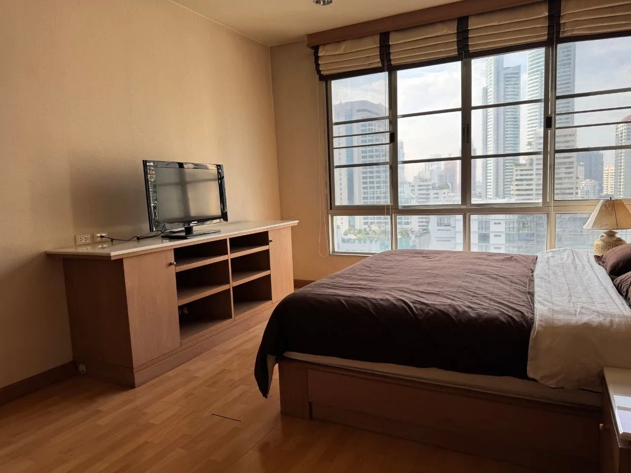 2 bedroom condo for rent in Asok Bangkok - kitchen and dining area