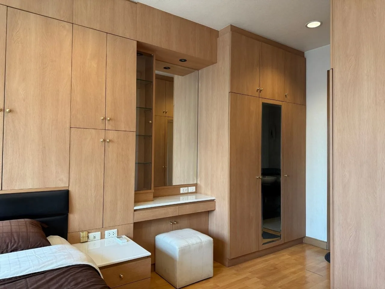 2 bedroom condo for rent in Asok Bangkok - bathroom and modern finishes