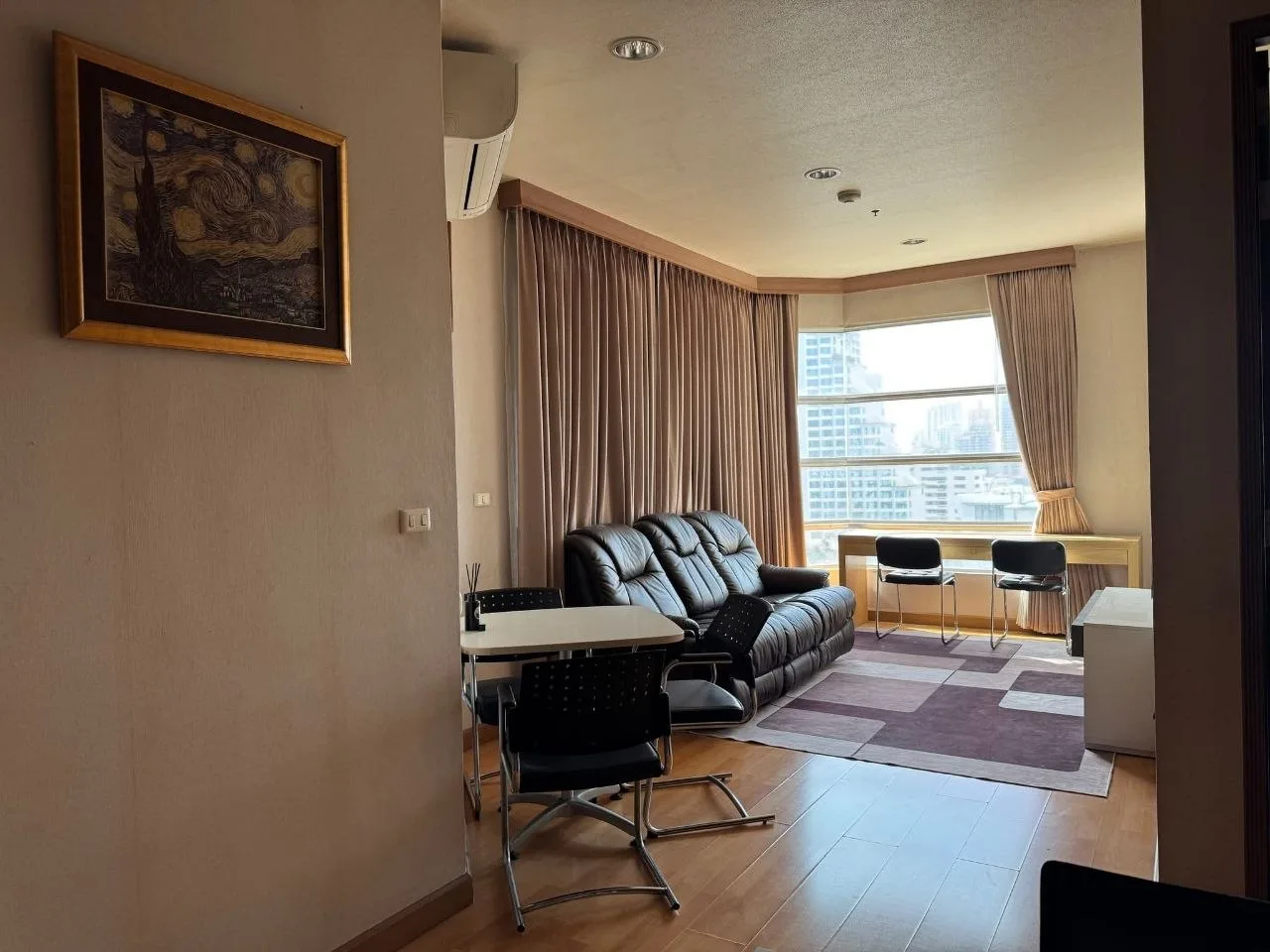 2 bedroom condo for rent in Asok Bangkok - swimming pool and building amenities