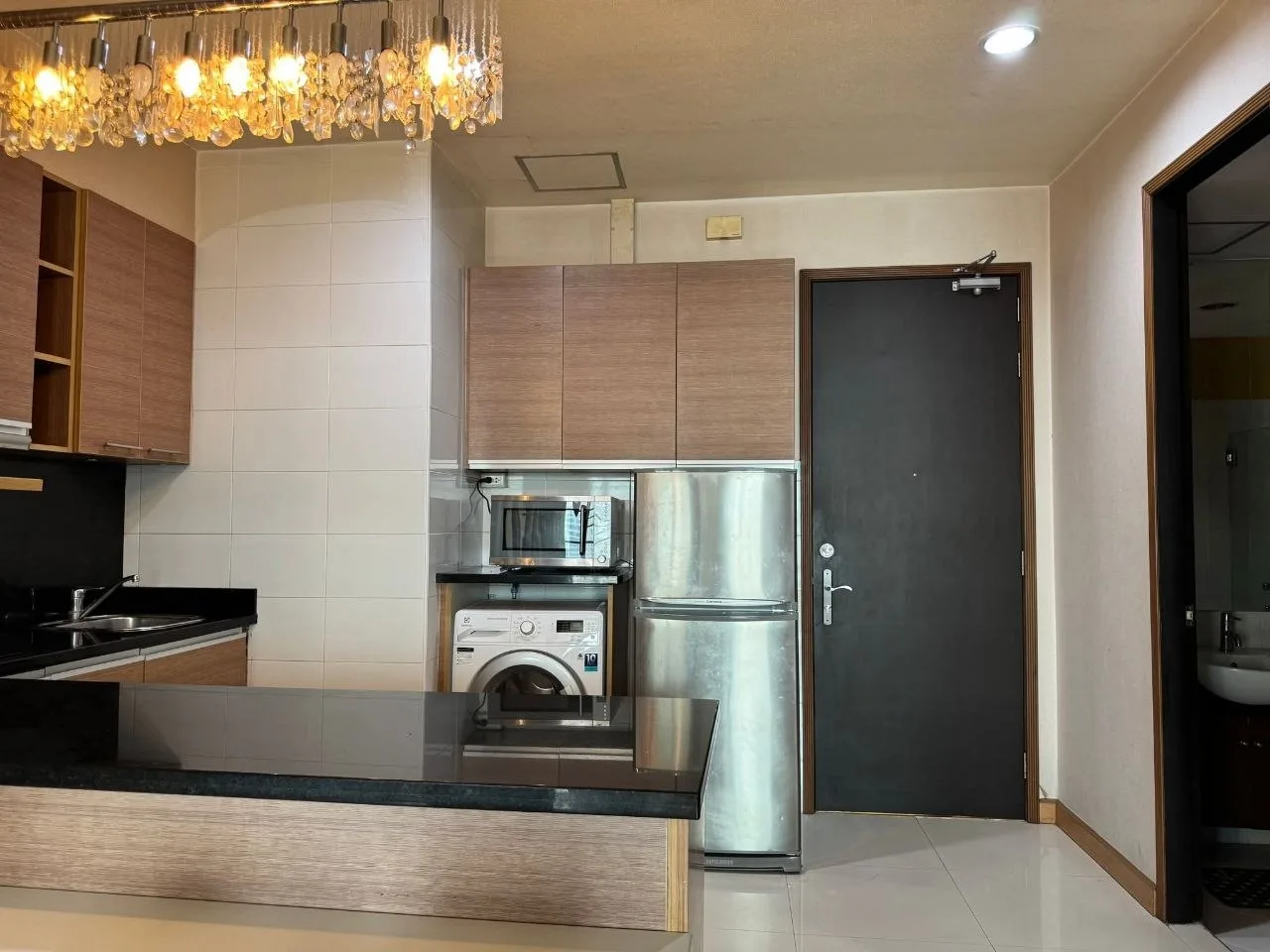 2 bedroom condo for rent in Asok Bangkok - kitchen and dining area