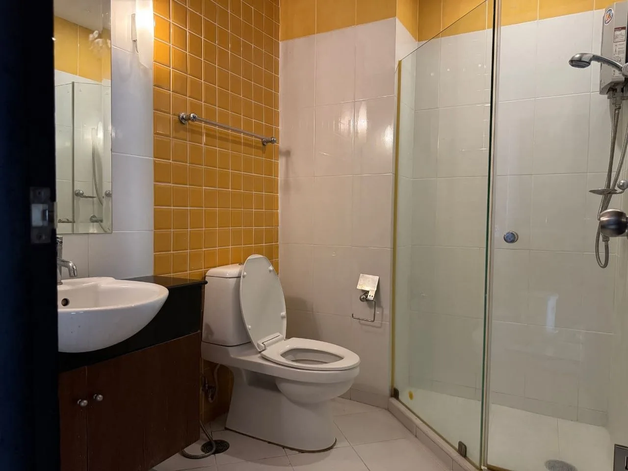 2 bedroom condo for rent in Asok Bangkok - bathroom and modern finishes