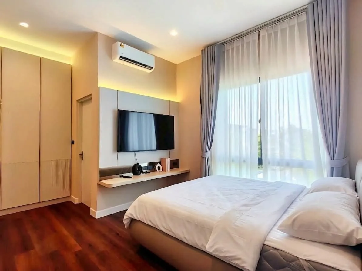 4 bedroom house for rent in Bang Na Bangkok - master bedroom interior