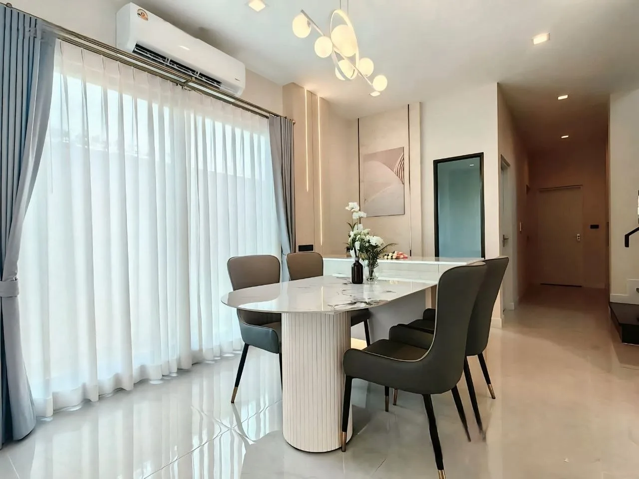 4 bedroom house for rent in Bang Na Bangkok - bathroom and modern finishes