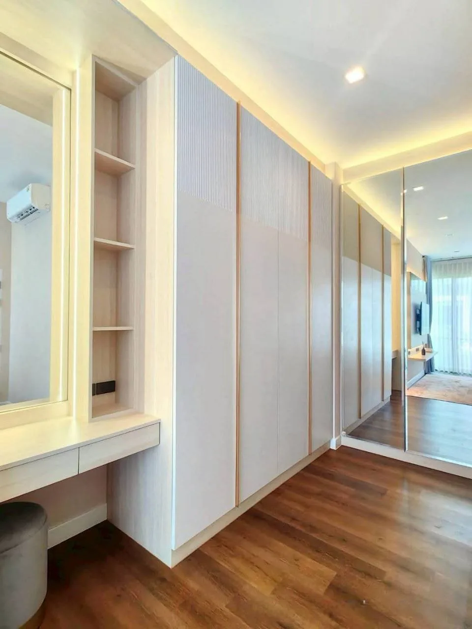 4 bedroom house for rent in Bang Na Bangkok - living room view