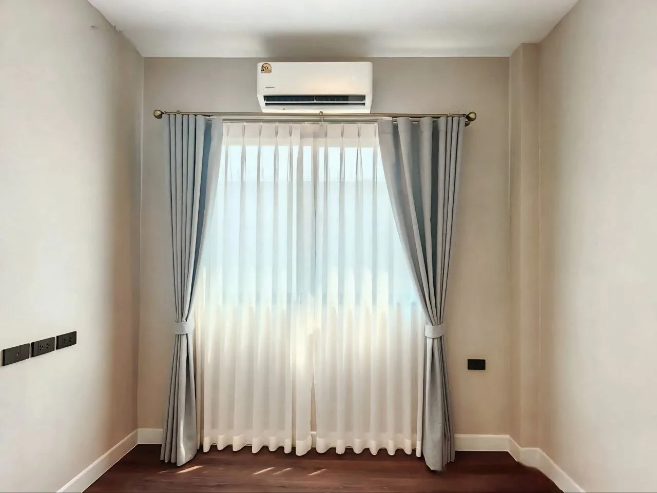 4 bedroom house for rent in Bang Na Bangkok - kitchen and dining area