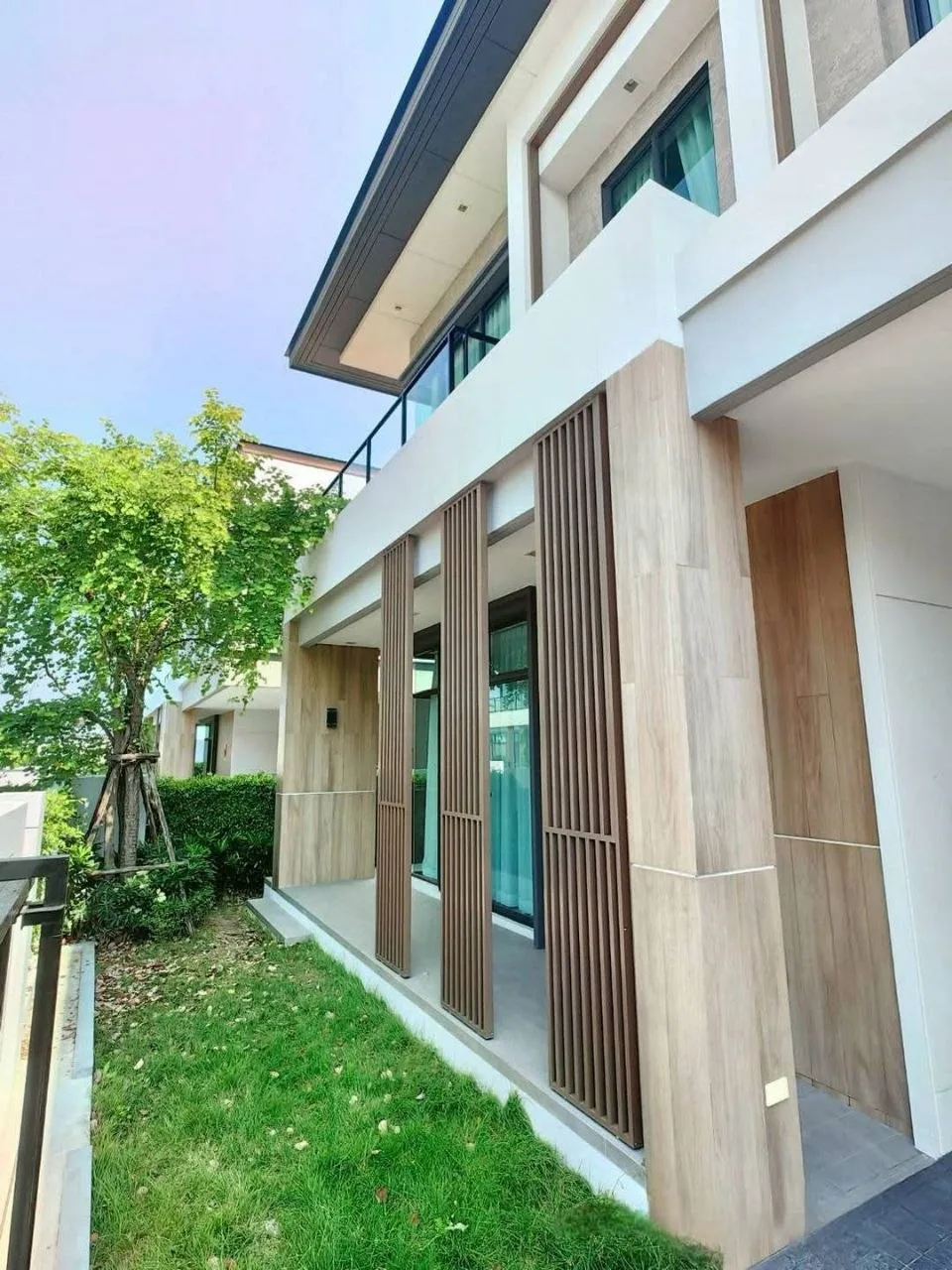 4 bedroom house for rent in Bang Na Bangkok - balcony perspective